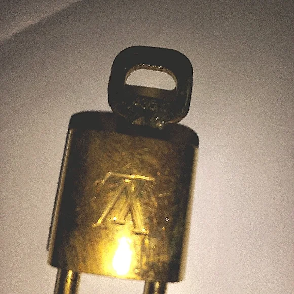 LV lock and key # 485 - Picture 2 of 2